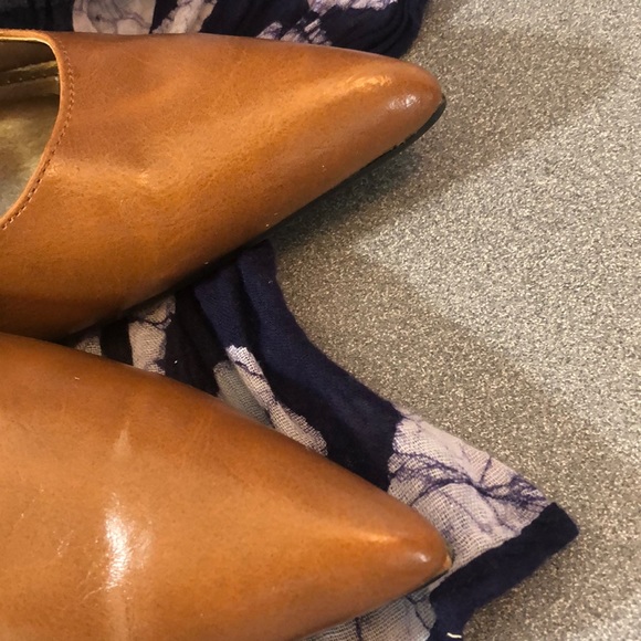 Caramel colored brown Dollhouse heels - Picture 3 of 8